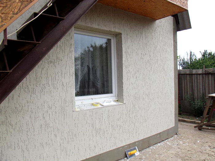 Die Wand wird in der Borkenkäfer-Regen-Technik hergestellt