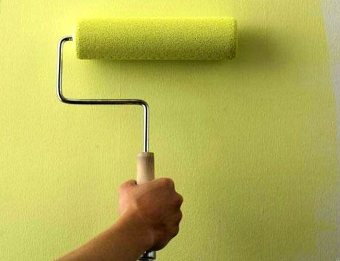 Гладките тапети след поставяне просто се боядисват с валяк