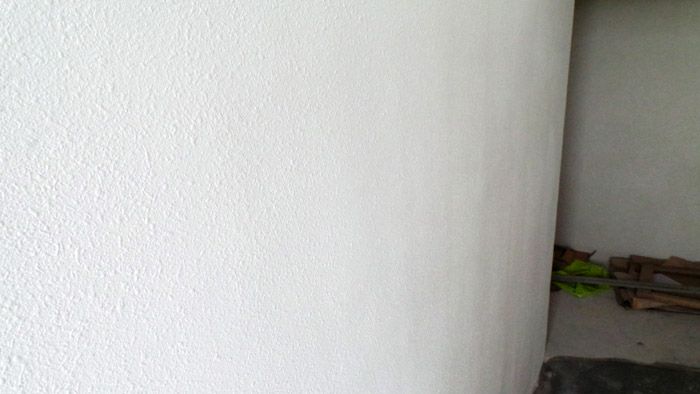 Putih - kerana dengan cara ini, warna yang lama tidak akan bersinar melalui kanvas baru