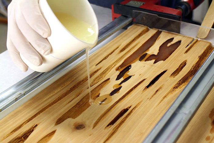 Το ξύλο και το εποξειδικό συνδυασμό συνδυάζονται επιτυχώς στην κατασκευή επίπλων και εσωτερικών αντικειμένων