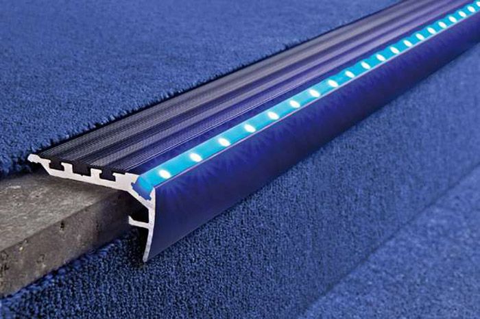 Verwendung von Kunststoffrahmen für Stufen zur Montage von LED-Lichtquellen