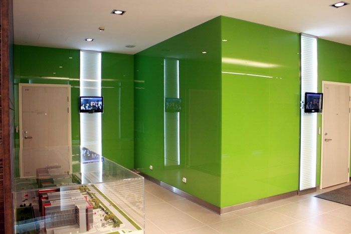 ตัวเลือกการตกแต่งผนังโดยใช้แผ่นกระจกทาสีเขียว