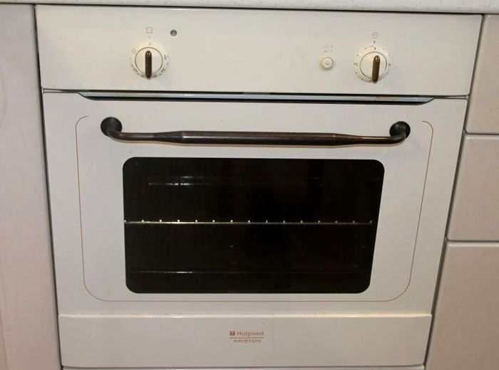 Hotpoint-Ariston FHRG (OW) - concise and easy to operate at the same time