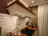 Il condotto dell'aria è chiuso con una scatola decorativa nello stile della decorazione della cucina