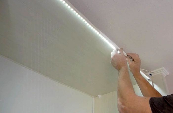 Dank der klebrigen Basis kann der LED-Streifen direkt an der Oberfläche von Gebäudestrukturen und dekorativen Elementen befestigt werden