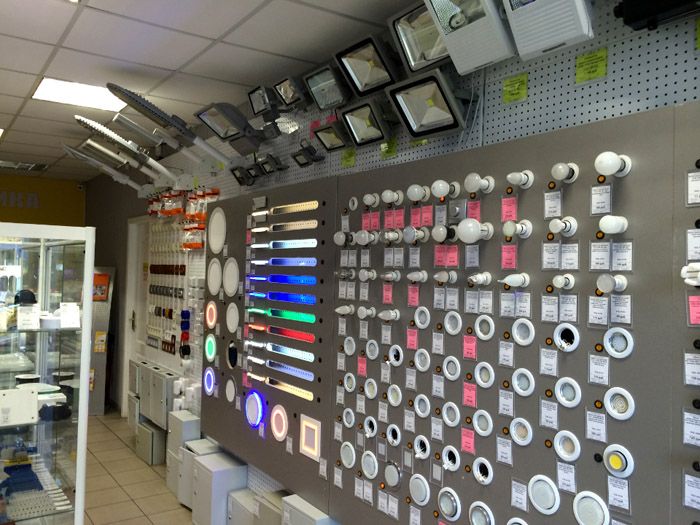 In einer Verkaufsorganisation können Sie das gewünschte Produkt mit den Händen berühren und detaillierte Informationen von einem Vertriebsassistenten erhalten