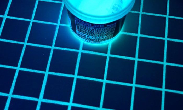 Les propriétés luminescentes du coulis époxy créent l'individualité et l'unicité de la pièce dans laquelle la décoration est réalisée en les utilisant