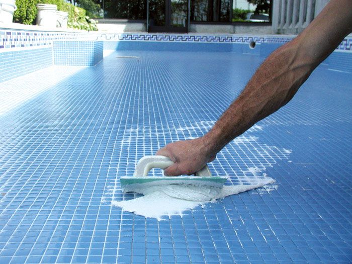 L'utilisation de composés époxy lors de la décoration de la cuve de la piscine garantira son utilisation dans diverses situations de la vie