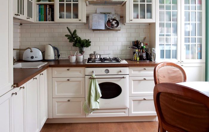 The white color of the outer panel looks good in a bright kitchen