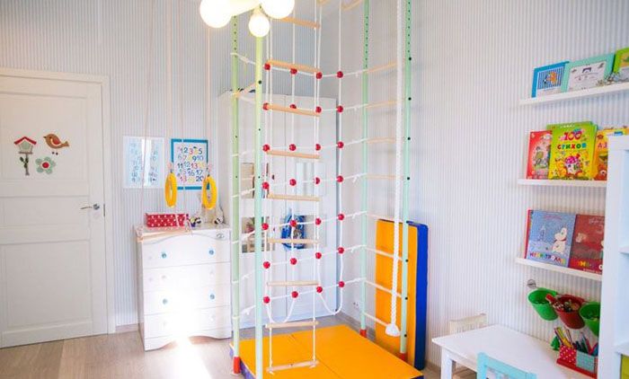 Από μικρή ηλικία, τα παιδιά λατρεύουν να παίζουν στις μπάρες τοίχου