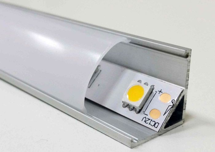 Eckmodell mit LED-Streifen ausgestattet