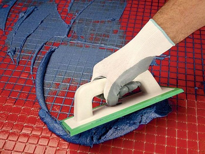 Travailler avec des outils spéciaux et des équipements de protection individuelle évitera les effets négatifs sur la peau du travailleur