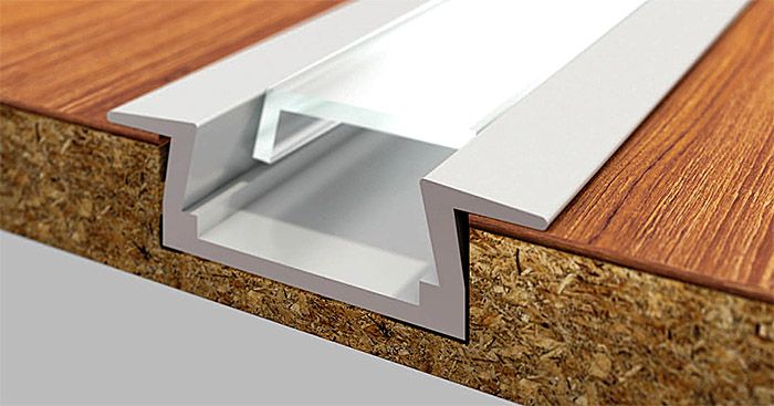 Die Möglichkeit, das eingeschnittene Profil in eine Möbelplatte aus Spanplatte zu legen