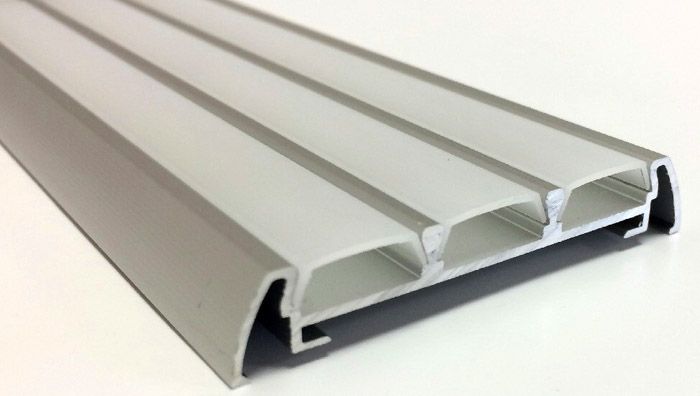 Die Größe und Anzahl der LED-Streifen in Overhead-Modellen kann unterschiedlich sein