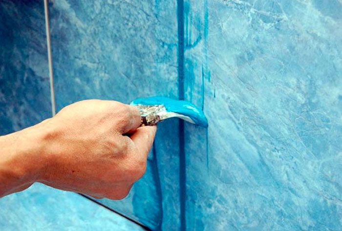 Les travaux utilisant des composés époxy sont réalisés à l'aide d'une spatule en caoutchouc