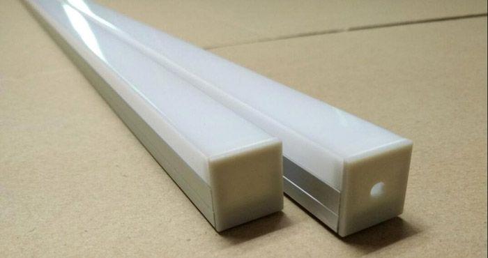 Der Kabelkanal kann aus Aluminium oder Kunststoff bestehen