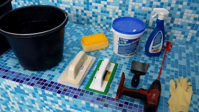 Avant de commencer les travaux de jointoiement des joints de carreaux, il est nécessaire de préparer un outil et un équipement de protection individuelle