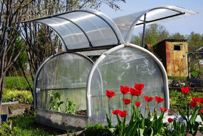 Do not place the structure against a high fence, building or tree