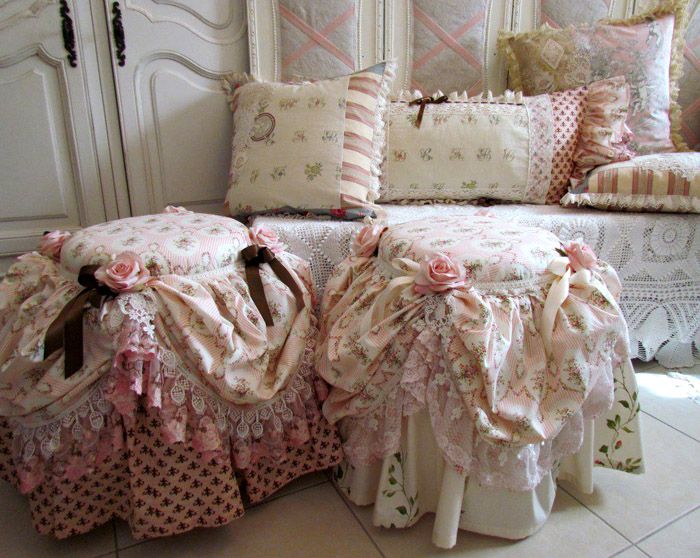 Sui divani vedrai numerosi cuscini con inserti in pizzo e ricamati, fiocchi e altri decori