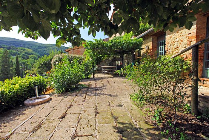 มุมมองจากหน้าต่างนี้น่าดูกว่าเมื่อเทียบกับมุมมองเศษซากและข้อบกพร่องของอาคารบนหลังคาของบ้านใกล้เคียง