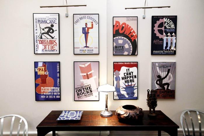 โปสเตอร์สามารถนำเสนอข้อมูลใด ๆ ประกอบด้วยโครงเรื่องต่าง ๆ เป็นสัญลักษณ์ของเหตุการณ์หรือถ่ายทอดข้อมูลบางอย่าง