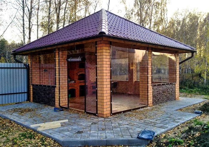 ศาลาอิฐสามารถใช้งานได้ตลอดเวลาของปีโดยเฉพาะอย่างยิ่งถ้าปิด