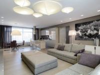 มีการติดตั้งวัตถุขนาดใหญ่ในห้องขนาดใหญ่: เฟอร์นิเจอร์โคมไฟโปสเตอร์