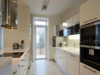 การผสมผสานระหว่างแสงธรรมชาติ / แสงประดิษฐ์ถูกนำมาใช้เพื่อปรับปรุงการมองเห็นในห้องครัว