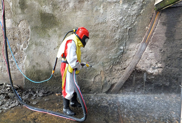 The sandblaster suit looks like a diver's suit - this is a safety technique