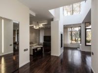 แสงธรรมชาติเหนือศีรษะในล็อบบี้ดูงดงาม มีการติดตั้งหน้าต่างตาบอดในแถวนี้