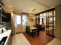 รูปถ่ายของทาวน์เฮาส์ด้านในยืนยันว่าประตูบานเลื่อนใช้พื้นที่น้อยที่สุดแม้จะมีช่องขนาดใหญ่ก็ตาม