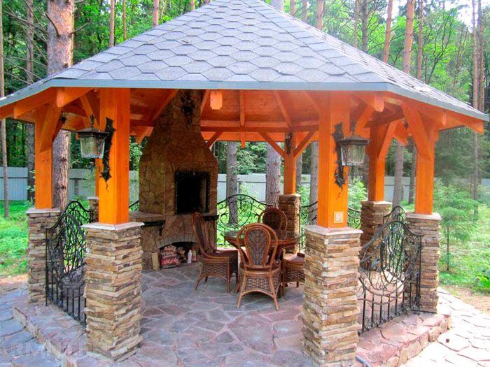 การรวมกันของไม้และหินดูเป็นประโยชน์อย่างยิ่ง - ศาลาดังกล่าวจะกลายเป็นของตกแต่งเว็บไซต์
