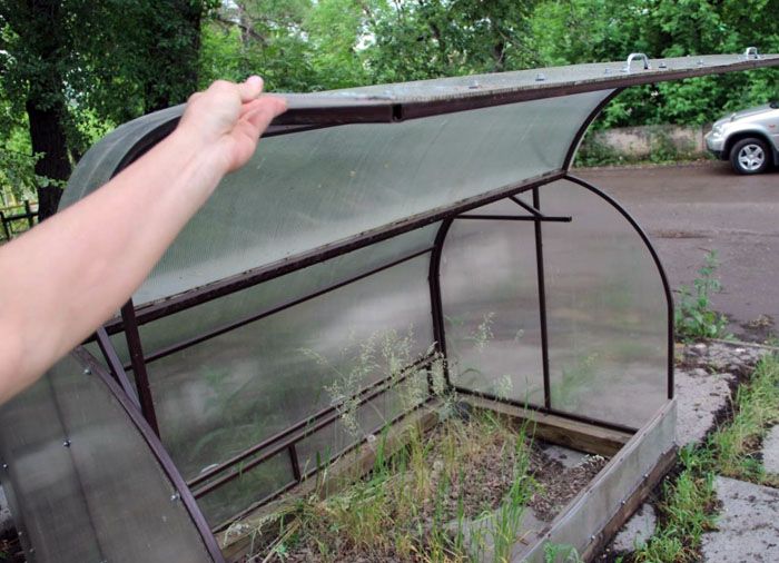 For large greenhouses, the lifting parts of the roof are divided into several sections