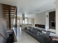 บันไดขึ้นชั้นสองติดตั้งบนฐานรองรับเดียวเพื่ออำนวยความสะดวกให้กับโครงสร้าง ฉากกั้นกระจกช่วยให้มองเห็นได้ชัดเจนและปลอดภัย