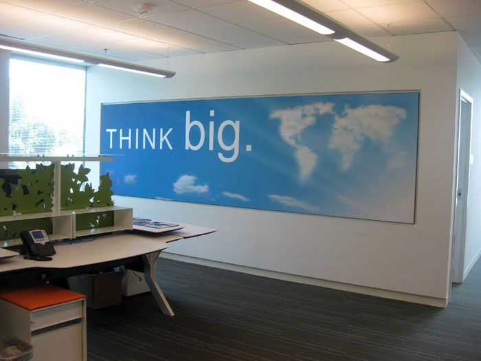 ผนังกว้างสามารถเต็มไปด้วยโปสเตอร์สำนักงานเพื่อให้ดูใหม่ ด้วยภูมิหลังนี้ไอเดียจะสร้างสรรค์มากขึ้น!