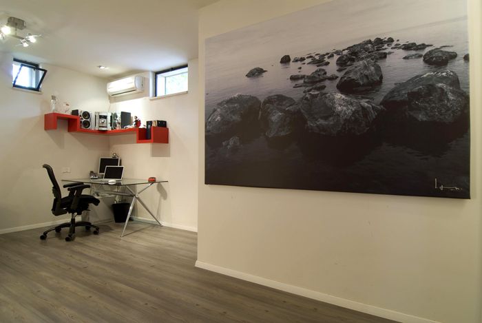 ไม่จำเป็นต้องสร้างสำเนียงที่สดใสบนผนัง - ภาพในระดับสีจะเหมาะสม