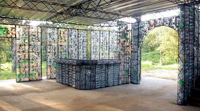 ยิ่งไปกว่านั้นศาลาดังกล่าวจะมีน้ำหนักเบาเสมอเพราะพลาสติกโปร่งใส