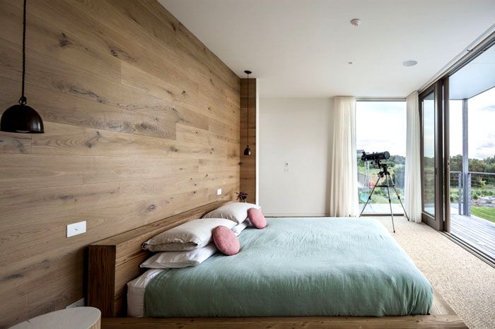 Можете да подчертаете стената, като я декорирате с естествена каменна зидария или светли дървени панели