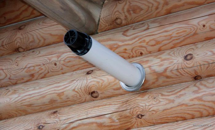 Se non vuoi rovinare la facciata con un buco nel muro, puoi sempre usare un modello verticale e tradizionalmente portare il camino attraverso il tetto