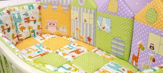 Stoßstangen in einem Kinderbett für Neugeborene: Foto