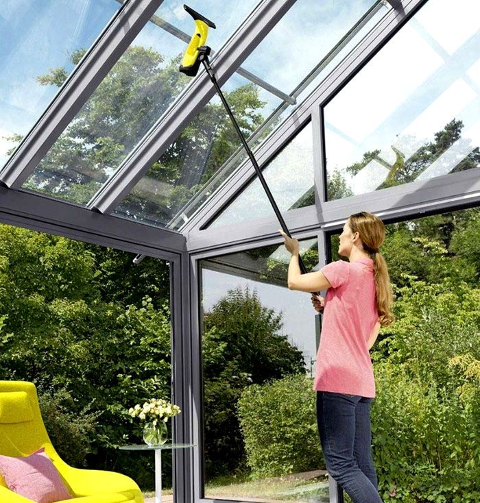 È molto comodo utilizzare il lavavetri Karcher dotato di manico lungo con ampia superficie vetrata posta ad una notevole altezza.