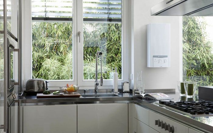 Σύγχρονα μοντέλα θερμοσιφώνων αερίου ταιριάζουν αρκετά οργανικά στο εσωτερικό του χώρου της κουζίνας