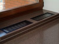 Modelos de metal parecem elegantes em uma superfície de pedra