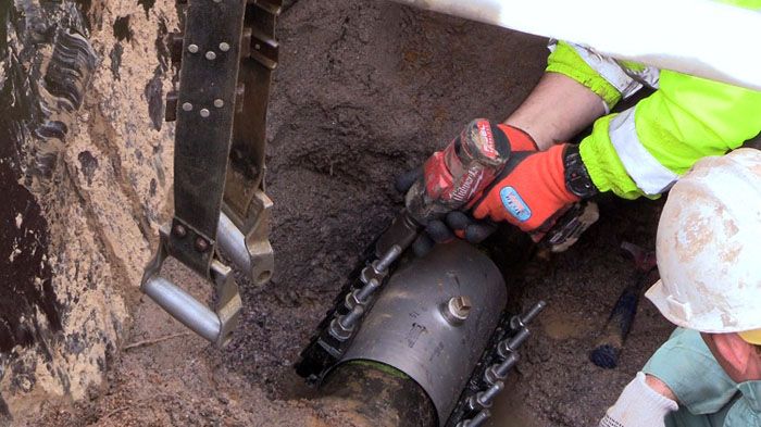 Монтаж на двустранен поправителен продукт върху тръба с голям диаметър