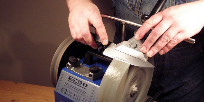 شحذ حواف القطع في ماكينة الطحن باستخدام جهاز يوفر زاوية الشحذ المطلوبة