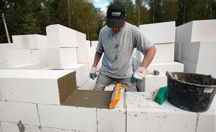 When laying aerated concrete blocks, special adhesives and ordinary cement mortar are used