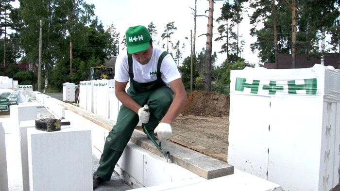For laying the reinforcement, grooves are cut in the surface of the blocks, if such are not provided for in their manufacture