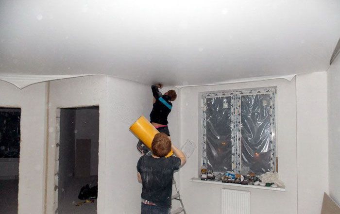 Χρησιμοποιώντας ένα πιστόλι θερμότητας κατά την εγκατάσταση τεντωμένων οροφών