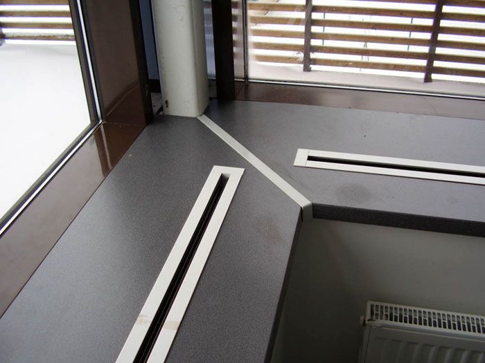 Os modelos estreitos, como regra, apenas enquadram o orifício de ventilação no peitoril da janela