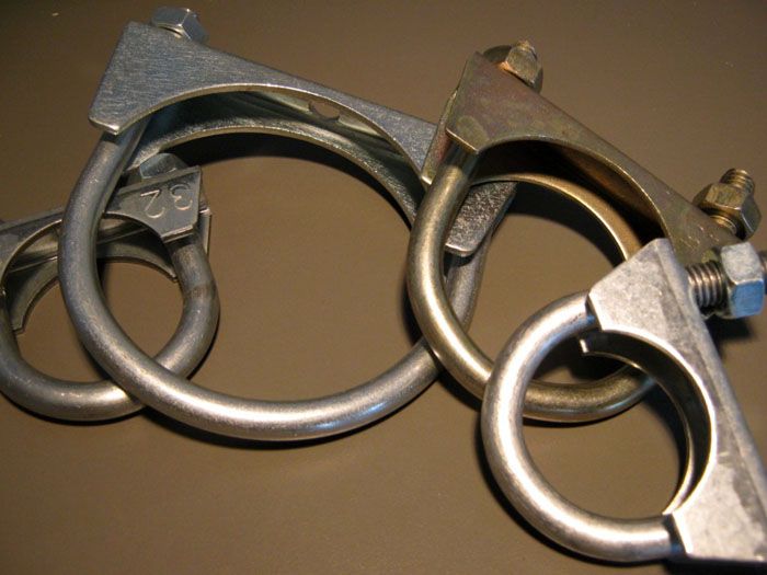 U-образната скоба е направена за всеки стандартен размер на тръбите, което ви позволява да изберете необходимия закрепващ елемент за тръбопроводи с различен диаметър